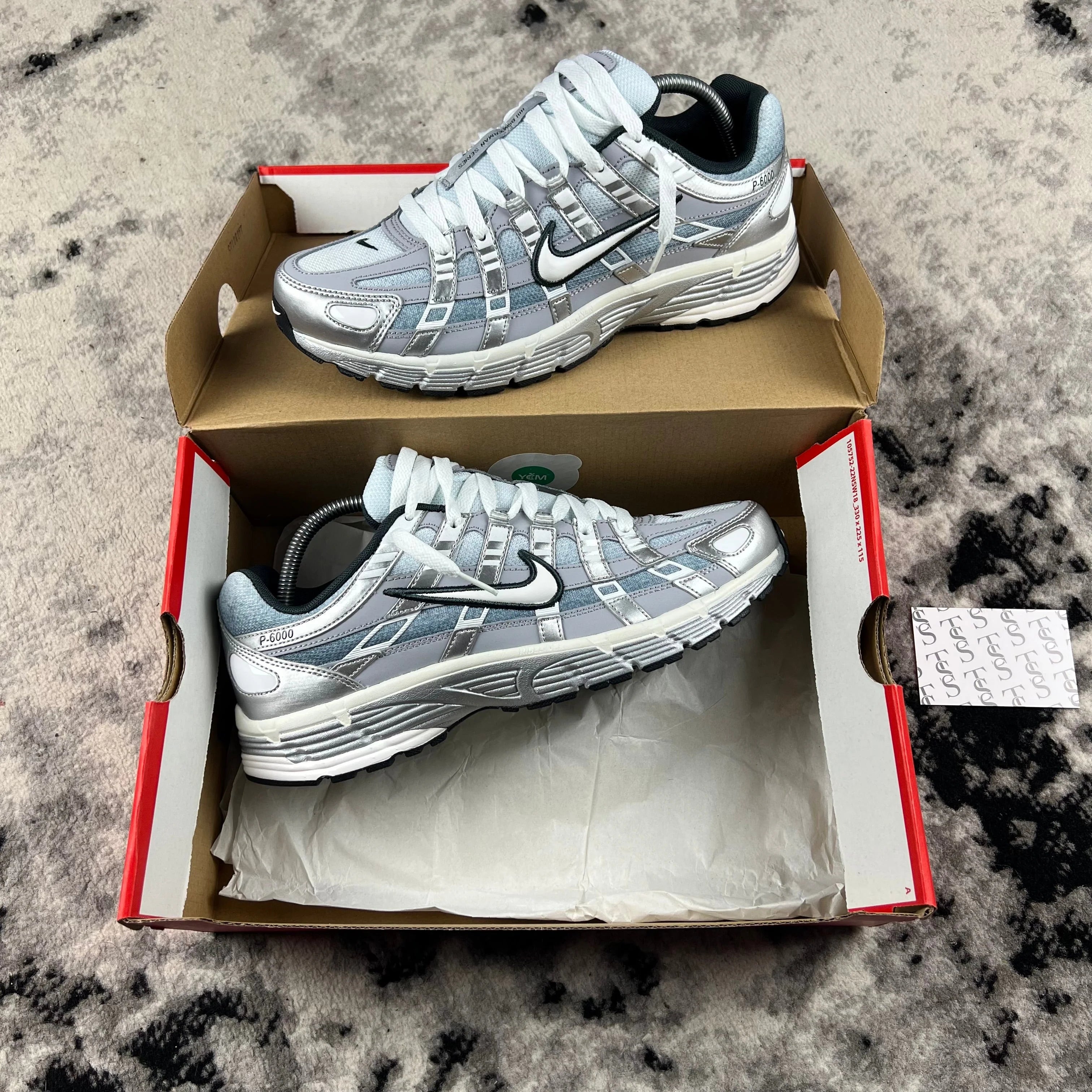 NIKE P-6000 - METALLIC / WOLF GREY